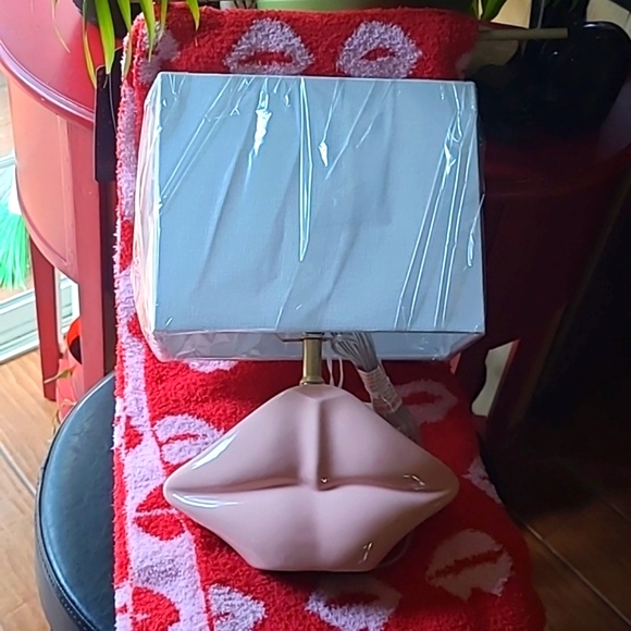 💋Lips Lamp - Picture 1 of 13